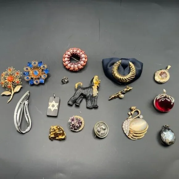 New Year's Eve Show Bundles - Pick 1 Beauty Bundle and get TWO Jewelry Items! - Picture 16 of 16